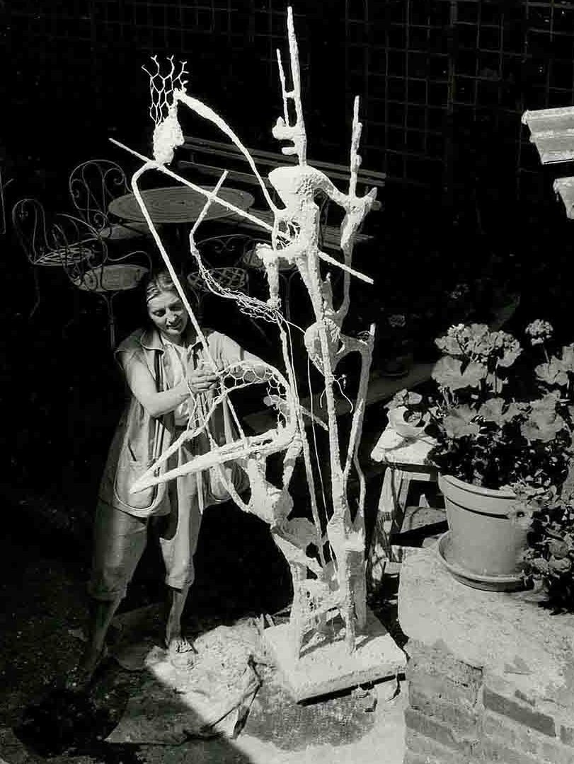 Maire Männik viimistleb skulptuuri "Helisev perspektiiv" (1956) Maire Männik viimistleb skulptuuri "Helisev perspektiiv" (1956)